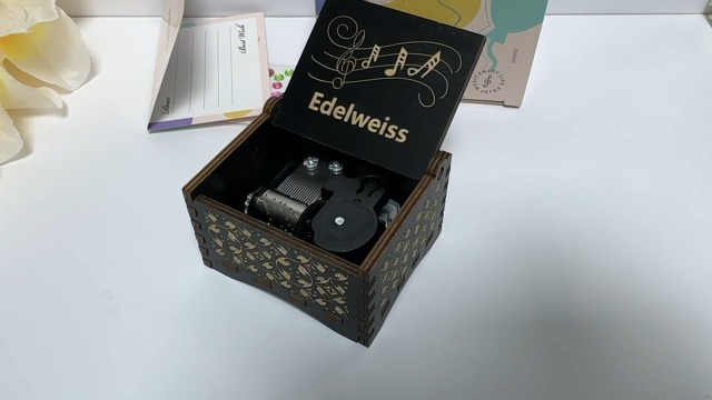 Amazon.com: Pursuestar Edelweiss Wind Up Music Box, Vintage